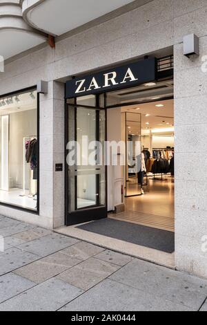 La Galizia, Spagna; 02 gennaio 2020: Zara negozio di facciata. Zara è uno dei più grandi della moda internazionale e la società è il flagship store della catena di t Foto Stock