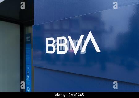 La Galizia, Spagna; 02 Gennaio 2020: Close up del nuovo logo BBVA su BBVA banca office Foto Stock