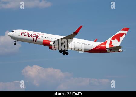 Budapest Ungheria / - Agosto 20, 2018: Air Canada Rouge Boeing 767-300 C-FMWV piano passeggero partenza e decollo all'aeroporto di Budapest Foto Stock