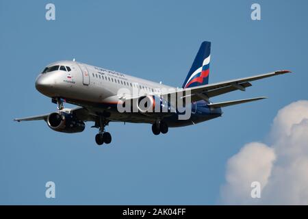 Budapest Ungheria / - Agosto 20, 2018: Aeroflot Sukhoi Superjet SSJ RA passeggero-89041 Arrivo in aereo e l'atterraggio all'aeroporto di Budapest Foto Stock