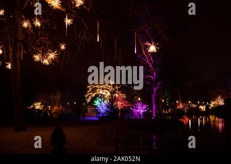 Luci di Natale in mostra alle Winter Wonderland Holiday Lights presso i Wellfield Botanic Gardens di Elkhart, Indiana, Stati Uniti. Foto Stock