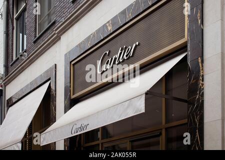 Vista del digital signage di gioielleria francese e guardare il negozio del produttore sul lusso sulla strada dello shopping denominata 'Pieter Corneliszoon Hooft' in Amsterdam. È Foto Stock