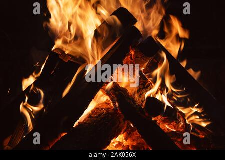 Fuoco - fuoco arancione fiamme nel camino, legno di legna di notte, sfondo scuro Foto Stock