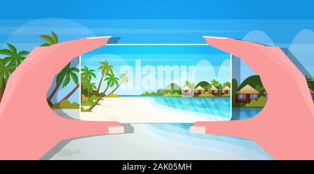 Blogger di viaggio utilizzando la fotocamera dello smartphone womens mani prendendo foto o video sul telefono cellulare riprese blogging vlog concetto mare spiaggia vacanze estive seascape orizzontale di sfondo illustrazione vettoriale Illustrazione Vettoriale