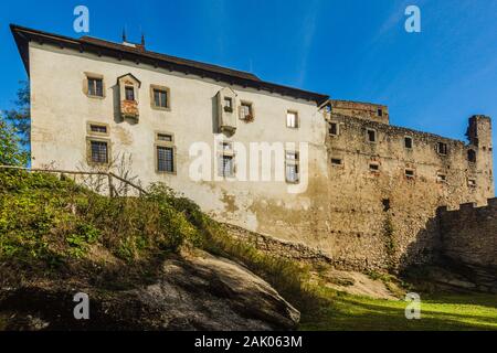 Landstejn, Repubblica Ceca - 29 Settembre 2019: vista di un medievale castello dei cavalieri di pietra in piedi su una roccia. Luminosa giornata soleggiata con cielo blu. Foto Stock