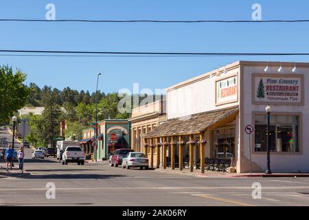 Williams, Arizona, Stati Uniti d'America - 01 Giugno 2015: Vista della città di sviluppo. Ristoranti con la pubblicità in primo piano. Percorso leggendario 66. Foto Stock