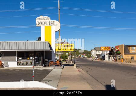 Williams, Arizona, Stati Uniti d'America - 01 Giugno 2015: vista dell'Highlander Motel presso la storica Route 66. Grande annuncio di colore giallo. Foto Stock