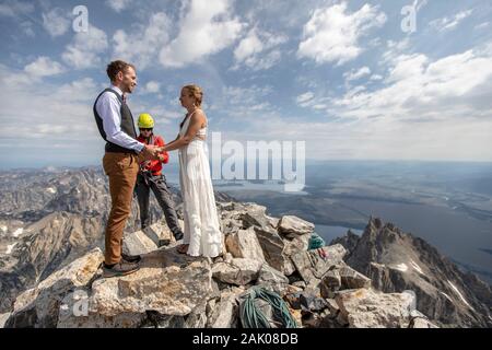 Una coppia si sposò sulla cima del Grand Teton, Wyoming Foto Stock