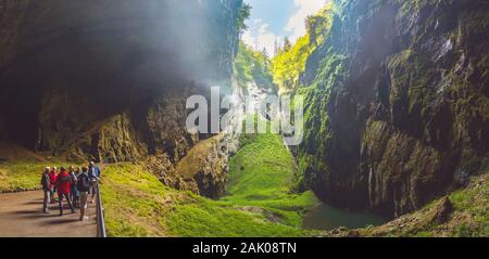 Gola Di Macocha - L'Abisso Macocha (Probast Macocha). Sinkhole nel sistema delle grotte del Carso Moravo Punkva della Repubblica Ceca. Persone in basso. Foto Stock