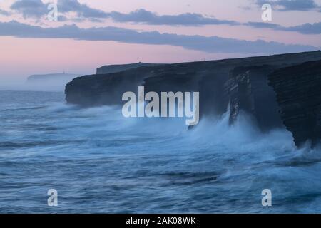 Onde krass contro scogliere a Yesnaby, isole Orcadi, Scozia Foto Stock
