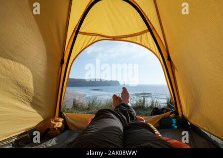 Vista dalla tenda campeggio selvaggio a Sandwood Bay Beach, Sutherland, Scozia Foto Stock