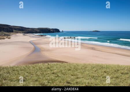 Erba dune di sabbia e spiaggia a isolato Sandwood Bay, Sutherland, Scozia Foto Stock