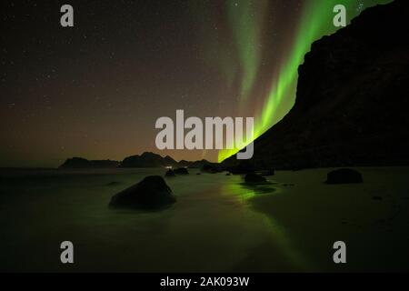 Luci del nord - Aurora Boreale brillare nel cielo notturno sulla spiaggia Myrland, Flakstadøy, Isole Lofoten in Norvegia Foto Stock