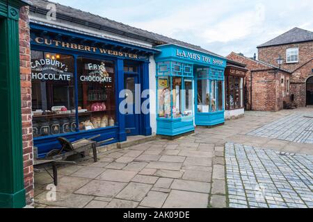 Agnelli negozio di giocattoli e Cuhbert Webster del negozio di dolci a Preston Park museo,Stockton on Tees,l'Inghilterra,UK Foto Stock