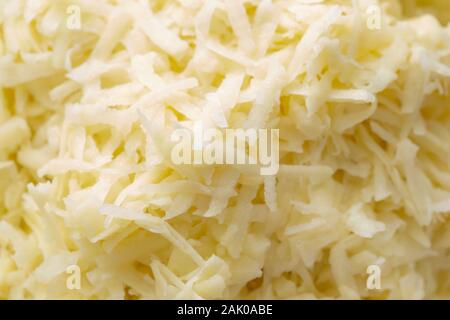 Primo piano di patate tritate in preparazione di latchi per Hanukkah Foto Stock