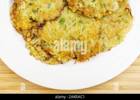 Pancake di patate impilati su piatto bianco da servire per Hanukkah Foto Stock