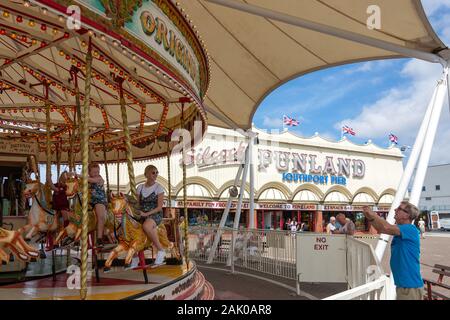 Giostra tradizionale su Southport Pier, Southport, Merseyside England, Regno Unito Foto Stock