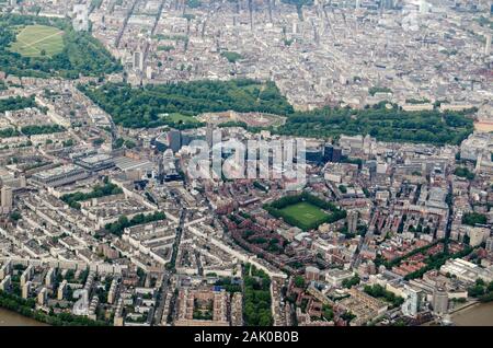 Vista aerea attraverso i quartieri di Londra di Pimlico e Victoria guardando a Nord verso Buckingham Palace, Green Park e a Mayfair. Foto Stock