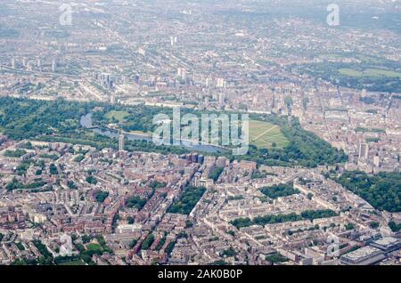 Vista aerea guardando a Nord attraverso le aree ricche di Belgravia e Knightsbridge verso Hyde Park e Bayswater a Londra. Foto Stock