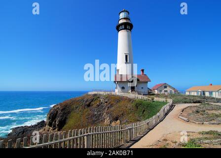 Vista sul faro di Pigeon Point vicino a Santa Cruz, California Foto Stock