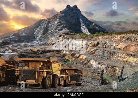 Dump di grande carico di autocarri per il trasporto dei minerali oro,industriale minerario in Thailandia Foto Stock