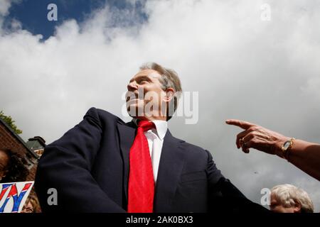 Il primo ministro Tony Blair che arrivano a Trimdon Labour club di annouce data di hs dimissioni come PM. Trimdon, County Durham, Regno Unito. Foto Stock