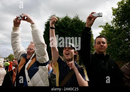 I sostenitori e i dimostranti (tuta arancione) Guarda il Primo Ministro Tony Blair lasciando Trimdon Labour club annoucing dopo la data delle dimissioni di hs come PM. Trimdon, County Durham, Regno Unito. Foto Stock