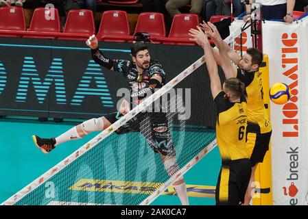 Perugia, Italia. 6 Gen, 2020. Filippo lanza (n.10 hitter spiker sir safety conad perugia) su serviceduring Test Match - Sir Safety Conad Perugia vs Skra Belchatow, Pallavolo Test Match in Perugia, Italia, 06 Gennaio 2020 - LPS/Loris Cerquiglini Credito: Loris Cerquiglini/LP/ZUMA filo/Alamy Live News Foto Stock