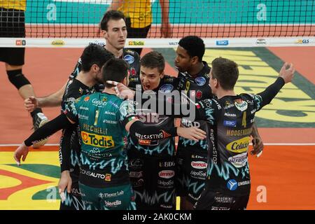 Perugia, Italia. 6 Gen, 2020. sir celebratesduring Test Match - Sir Safety Conad Perugia vs Skra Belchatow, Pallavolo Test Match in Perugia, Italia, 06 Gennaio 2020 - LPS/Loris Cerquiglini Credito: Loris Cerquiglini/LP/ZUMA filo/Alamy Live News Foto Stock