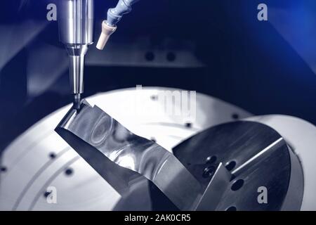 Elevata precisione di fresatura CNC macchina processo di taglio per formare le parti di metallo utilizzando blade Foto Stock