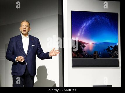 Las Vegas, Stati Uniti. 06 gen, 2020. Tim Alessi, testa di Home Entertainment Product Marketing LG Electronics USA introduce il nuovo 65" LG Gallery OLED TV durante il 2020 International CES, al Mandalay Bay Convention Center di Las Vegas, Nevada, lunedì 6 gennaio 2020. Foto di James Atoa/UPI Credito: UPI/Alamy Live News Foto Stock