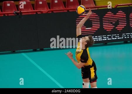 Perugia, Italia. 6 Gen, 2020. szalpuk artur (n. 12 pge skra belchtow) su serviceduring Test Match - Sir Safety Conad Perugia vs Skra Belchatow, Pallavolo Test Match in Perugia, Italia, 06 Gennaio 2020 - LPS/Loris Cerquiglini Credito: Loris Cerquiglini/LP/ZUMA filo/Alamy Live News Foto Stock