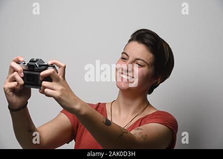 Giovane donna con la fotografia Foto Stock