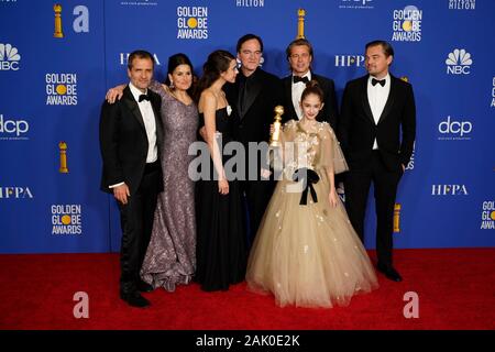 (L-R) David Heyman, Shannon McIntosh, Margaret Qualley, Quentin Tarantino, Julia Butters, Brad Pitt e Leonardo DiCaprio pongono in sala stampa durante la 77th Annuale di Golden Globe Awards presso il Beverly Hilton Hotel on gennaio 05, 2020 a Beverly Hills, la California (foto di Jose Quintanilla / Sipa USA) Foto Stock