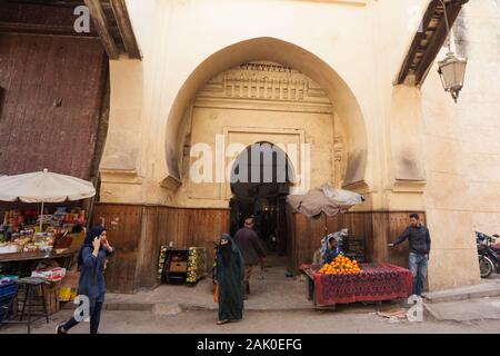 Bancarelle e piedi traffico nella zona di Bab Semmarine all'estremità meridionale della Grande Rue di Fes el-Jdid in Fes (fez), Marocco Foto Stock