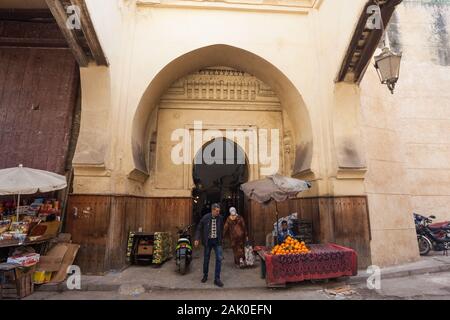 Bancarelle e piedi traffico nella zona di Bab Semmarine all'estremità meridionale della Grande Rue di Fes el-Jdid in Fes (fez), Marocco Foto Stock