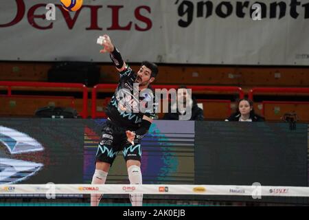 Perugia, Italia. 06 Jan 2020. Filippo lanza (n.10 hitter spiker sir safety conad perugia) sul servizio durante i Test Match - Sir Safety Conad Perugia vs Skra Belchatow, Pallavolo Test Match in Perugia, Italia, gennaio 06 2020 Credit: Indipendente Agenzia fotografica/Alamy Live News Foto Stock