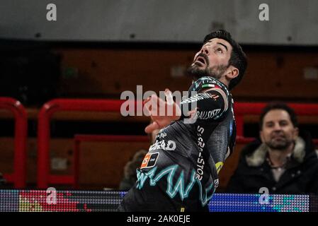 Perugia, Italia. 06 Jan 2020. Filippo lanza (n.10 hitter spiker sir safety conad perugia) sul servizio durante i Test Match - Sir Safety Conad Perugia vs Skra Belchatow, Pallavolo Test Match in Perugia, Italia, gennaio 06 2020 Credit: Indipendente Agenzia fotografica/Alamy Live News Foto Stock