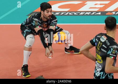 Perugia, Italia. 06 Jan 2020. Filippo lanza (n.10 hitter spiker sir safety conad perugia) in difesa durante il Test Match - Sir Safety Conad Perugia vs Skra Belchatow, Pallavolo Test Match in Perugia, Italia, gennaio 06 2020 Credit: Indipendente Agenzia fotografica/Alamy Live News Foto Stock