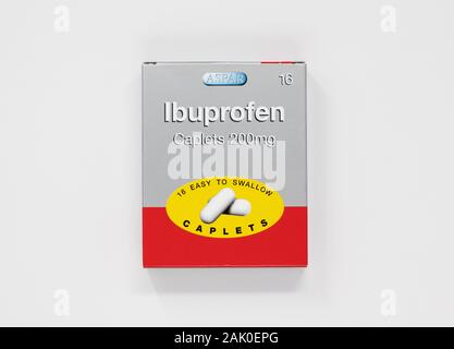 London / UK - 29 dicembre 2019 - Pacchetto di analgesici a base di ibuprofene, 200mg da Aspar dal di sopra su un backrgound bianco Foto Stock