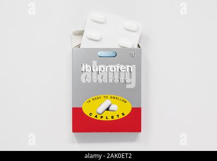 London / UK - 29 dicembre 2019 - Pacchetto di analgesici a base di ibuprofene e blister, 200mg da Aspar dal di sopra su un backrgound bianco Foto Stock