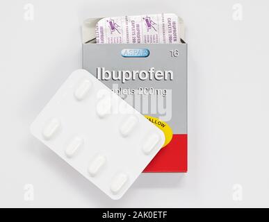 London / UK - 29 dicembre 2019 - Pacchetto di analgesici a base di ibuprofene e confezioni blister, 200mg da Aspar dal di sopra su un backrgound bianco Foto Stock