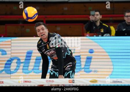 Perugia, Italia. 06 Jan 2020. sjoerd hoogendoorn (n.4 opposto spiker sir safety conad perugia) sul servizio durante i Test Match - Sir Safety Conad Perugia vs Skra Belchatow, Pallavolo Test Match in Perugia, Italia, gennaio 06 2020 Credit: Indipendente Agenzia fotografica/Alamy Live News Foto Stock