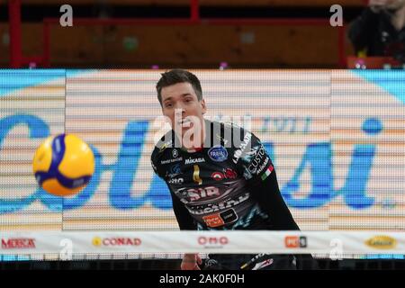 Perugia, Italia. 06 Jan 2020. sjoerd hoogendoorn (n.4 opposto spiker sir safety conad perugia) sul servizio durante i Test Match - Sir Safety Conad Perugia vs Skra Belchatow, Pallavolo Test Match in Perugia, Italia, gennaio 06 2020 Credit: Indipendente Agenzia fotografica/Alamy Live News Foto Stock