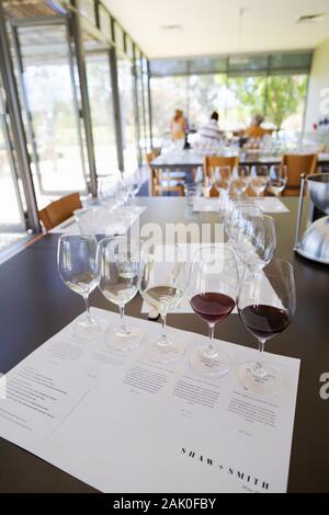 Australia Degustazione di Vino - varietà di vini per la degustazione di vino presso Shaw e Smith vigna, Adelaide Hills cantine, Adelaide Australia del Sud Foto Stock