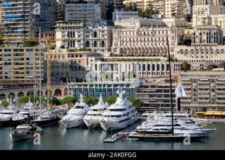 Edifici di appartamenti, lussuosi yacht e barche a vela in Porto Ercole porto, La Condamine, il Principato di Monaco e la Costa Azzurra, Europa Foto Stock