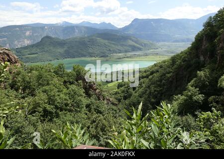 Piattaforma di visualizzazione su un lago in Alto Adige Foto Stock