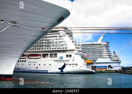 Tre navi da crociera ancorate in Bahamas Foto Stock