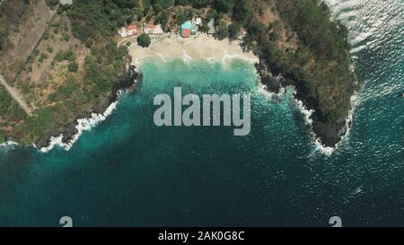 Antenna fuco volo: Ocean Beach onde sulla sabbia bianca. Acqua cristallina paesaggio tropicale isola di Bali, Indonesia. Travel Vacation ricreazione Foto Stock