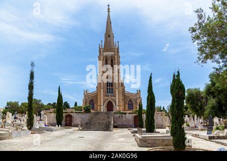 La vecchia scala di pietra che conduce alla chiesa tradizionale su Addolorata cimitero in Malta vicino a La Valletta. Foto Stock
